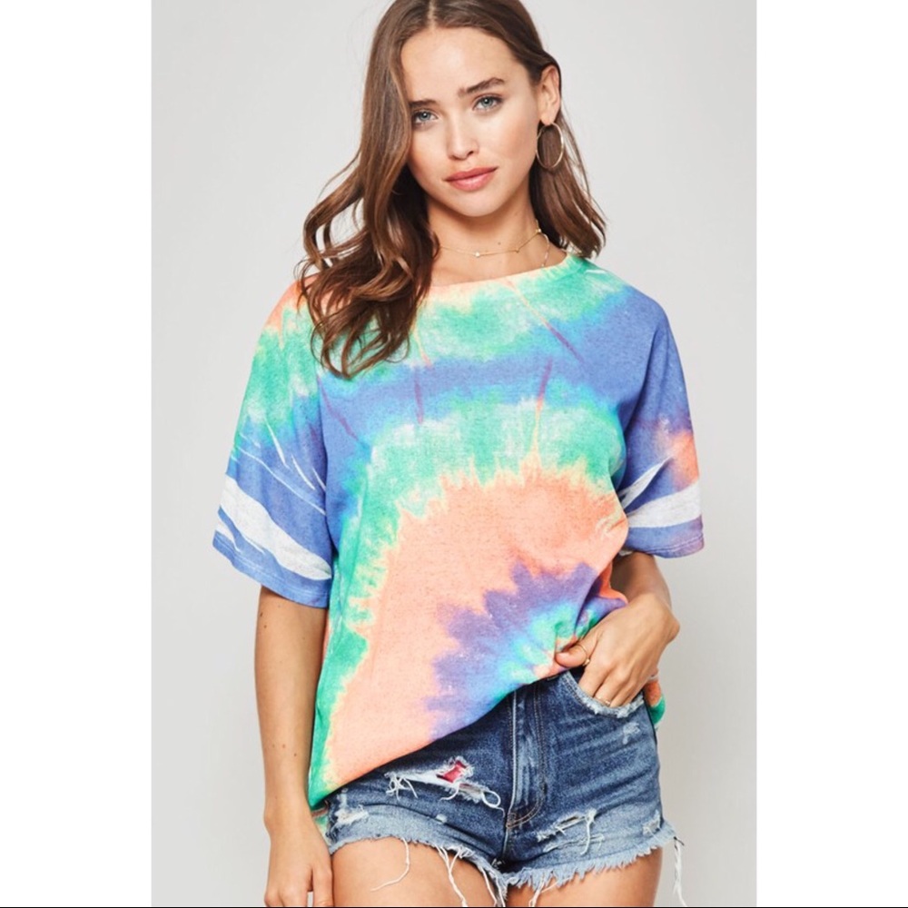 🆕5⭐️BEST SELLER Tie Dye Dolphin Hem Tee - Picture 2 of 7